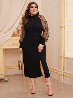 Vestido Plus Size em Malha com Corte Assimétrico, Detalhes em Contraste, Zíper e Estampa de Bolinhas