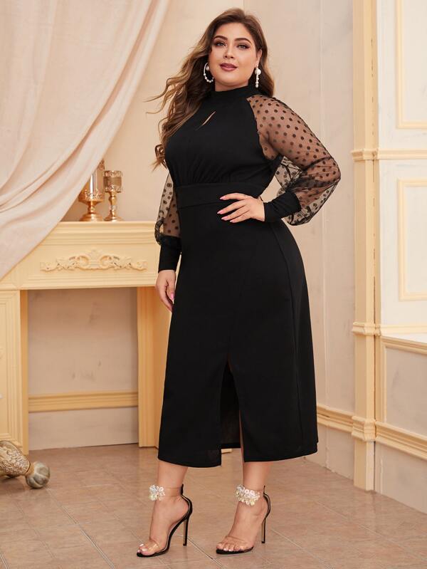 Vestido Plus Size em Malha com Corte Assimétrico, Detalhes em Contraste, Zíper e Estampa de Bolinhas