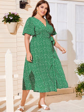 Vestido Plus Size Decote em V Cruzado e Estampa de Florzinhas