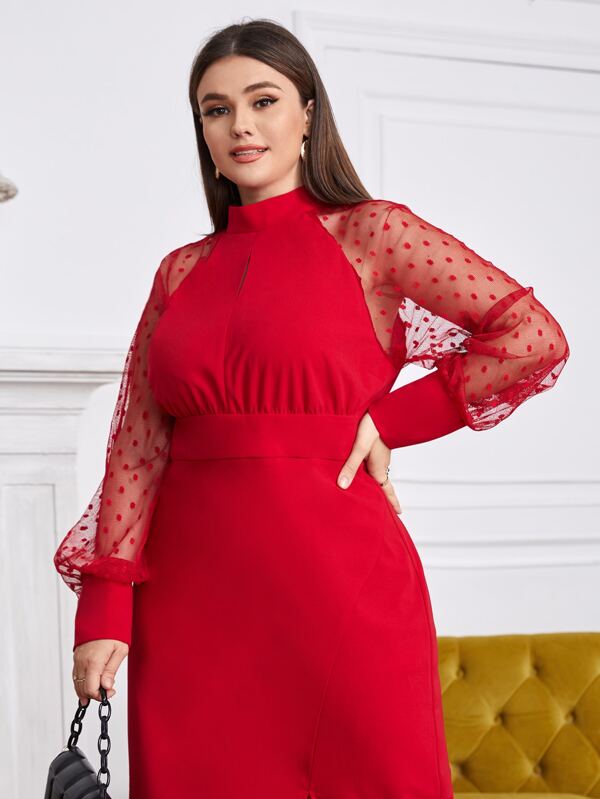 Vestido Plus Size em Malha com Corte Assimétrico, Detalhes em Contraste, Zíper e Estampa de Bolinhas