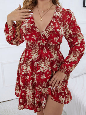 Vestido Plus Size com Estampa Floral Total, Estilo Envelope e Bainha com Babado