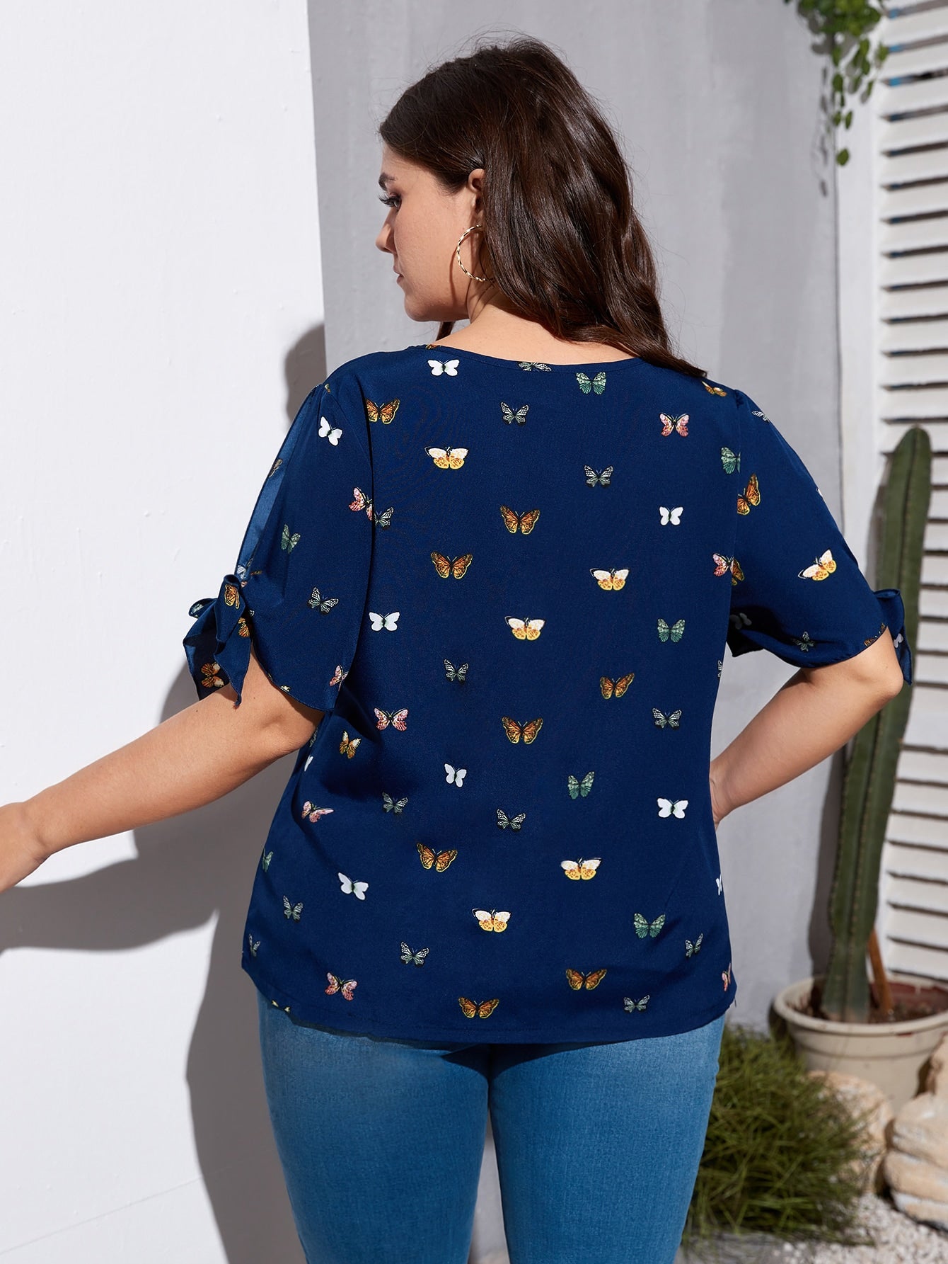 Blusa Plus Size Casual com Nó Lateral, Estampa de Borboleta e Detalhes Divididos