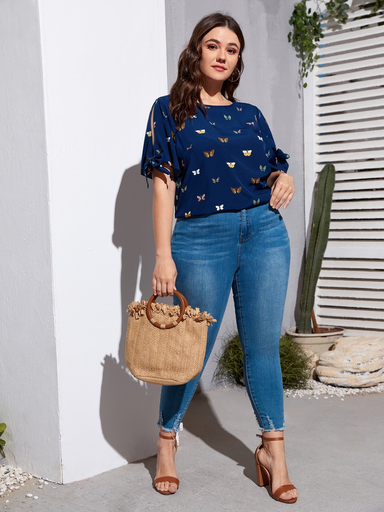 Blusa Plus Size Casual com Nó Lateral, Estampa de Borboleta e Detalhes Divididos