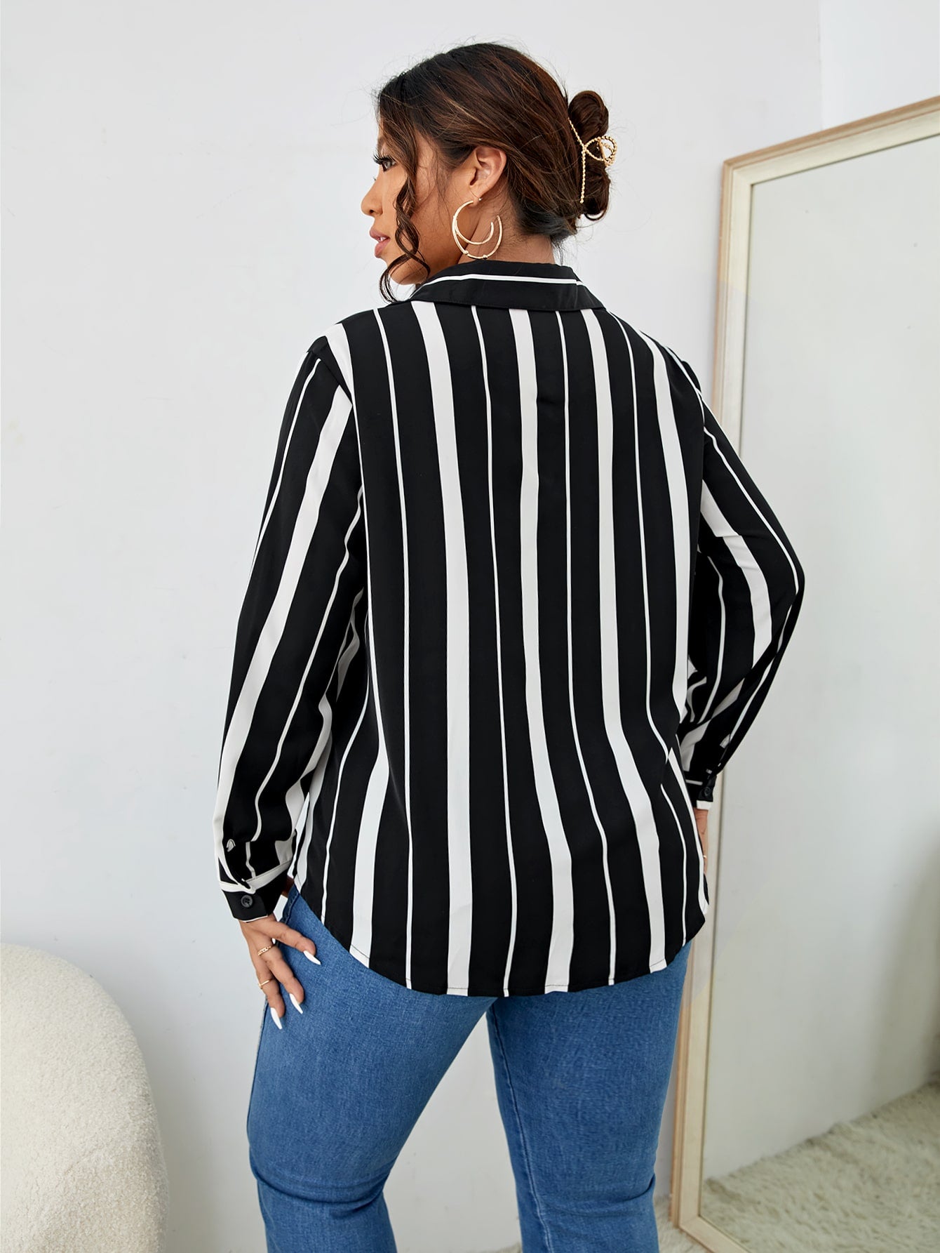 Blusa Plus Size Listrada Casual com Botões Frontais