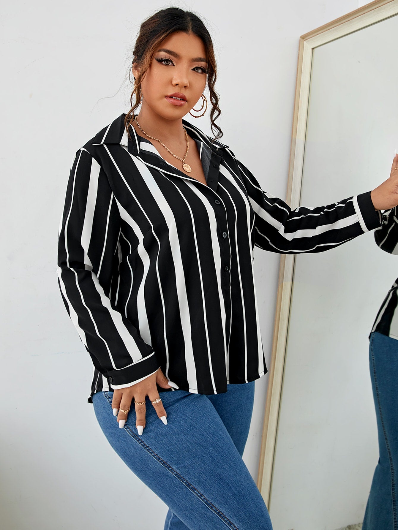 Blusa Plus Size Listrada Casual com Botões Frontais