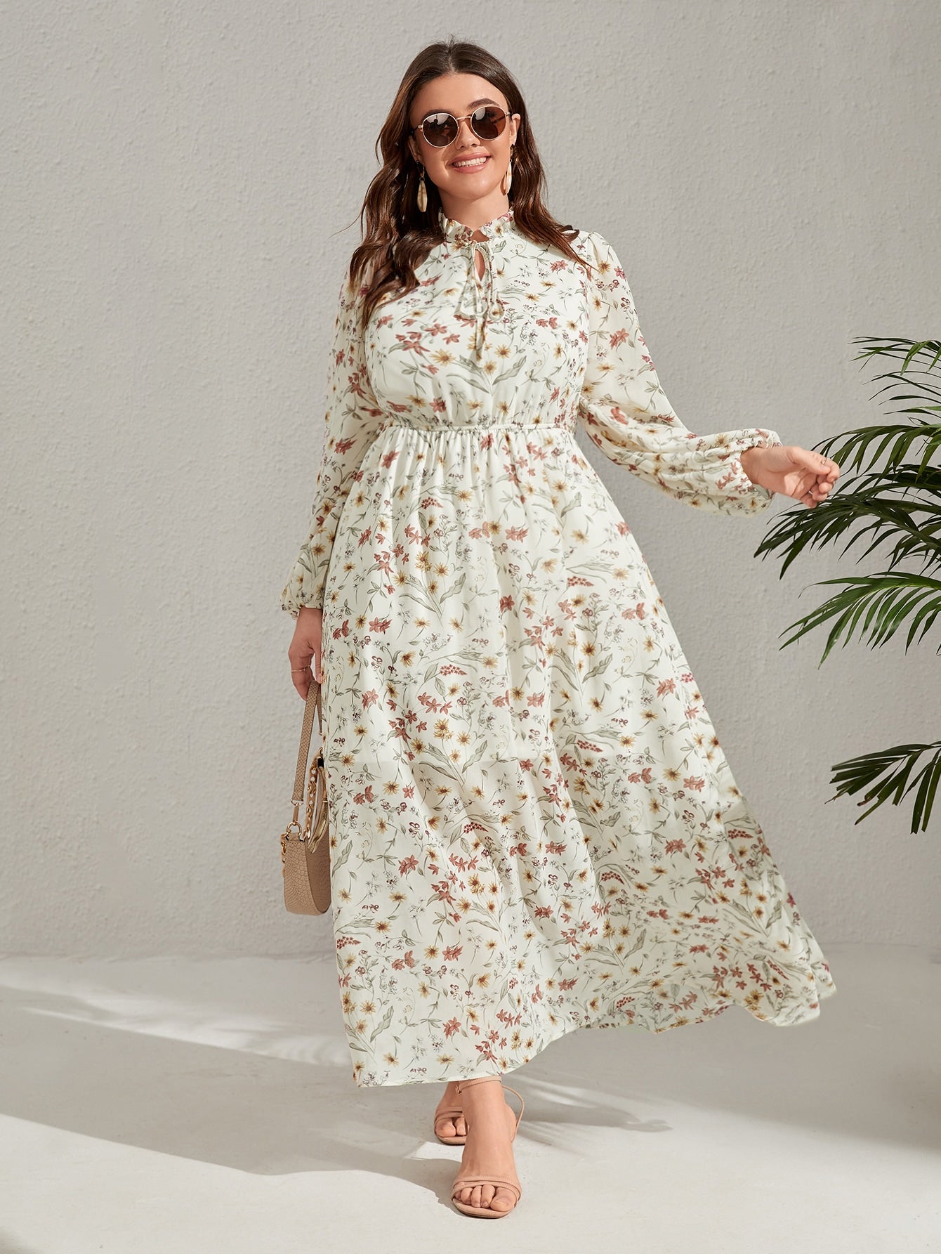 Vestido Plus Size Elegante com Estampa Floral e Detalhes em Babado e Gola com Laço