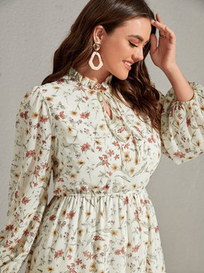 Vestido Plus Size Elegante com Estampa Floral e Detalhes em Babado e Gola com Laço