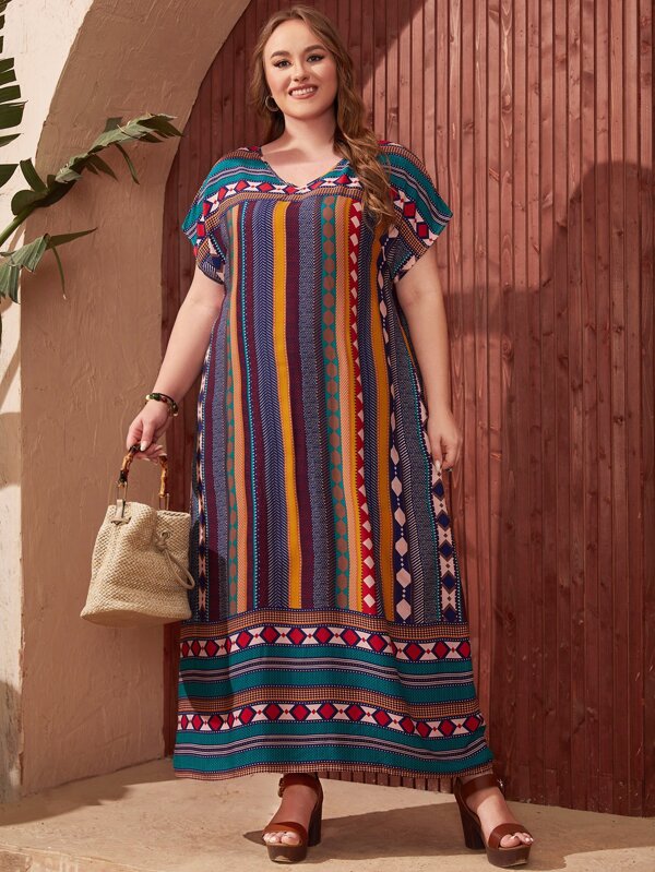 Vestido Plus Size Boho com Estampa Geométrica