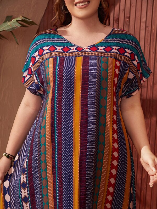 Vestido Plus Size Boho com Estampa Geométrica