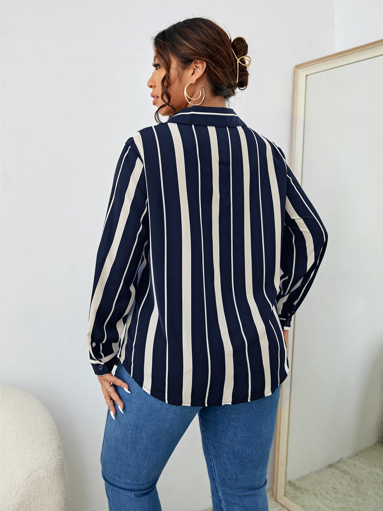 Blusa Plus Size Listrada Casual com Botões Frontais