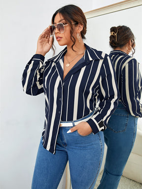 Blusa Plus Size Listrada Casual com Botões Frontais