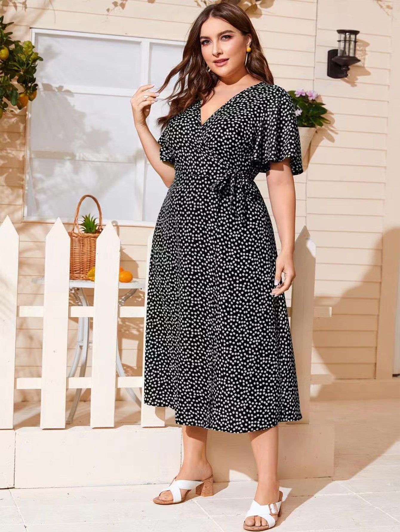 Vestido Plus Size Decote em V Cruzado e Estampa de Florzinhas