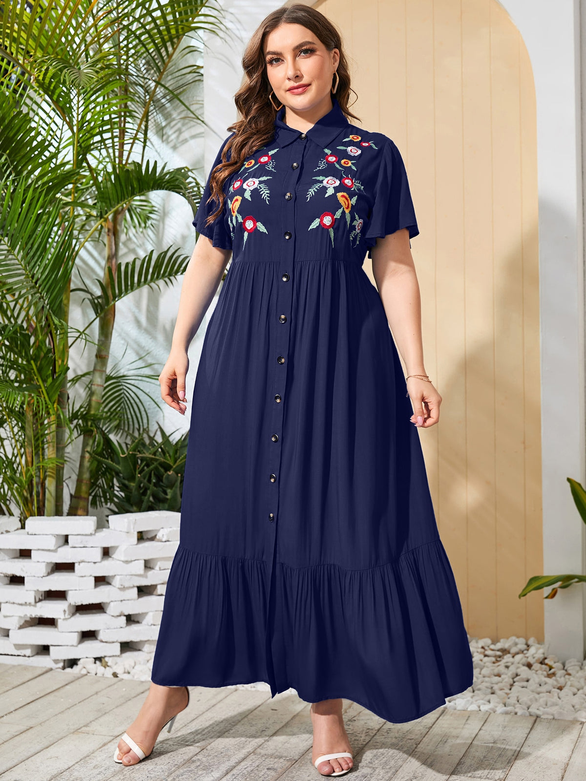 Vestido Plus Size Elegante com Bordado, Bainha de Ruffle, Botões Frontais e Estampa Floral