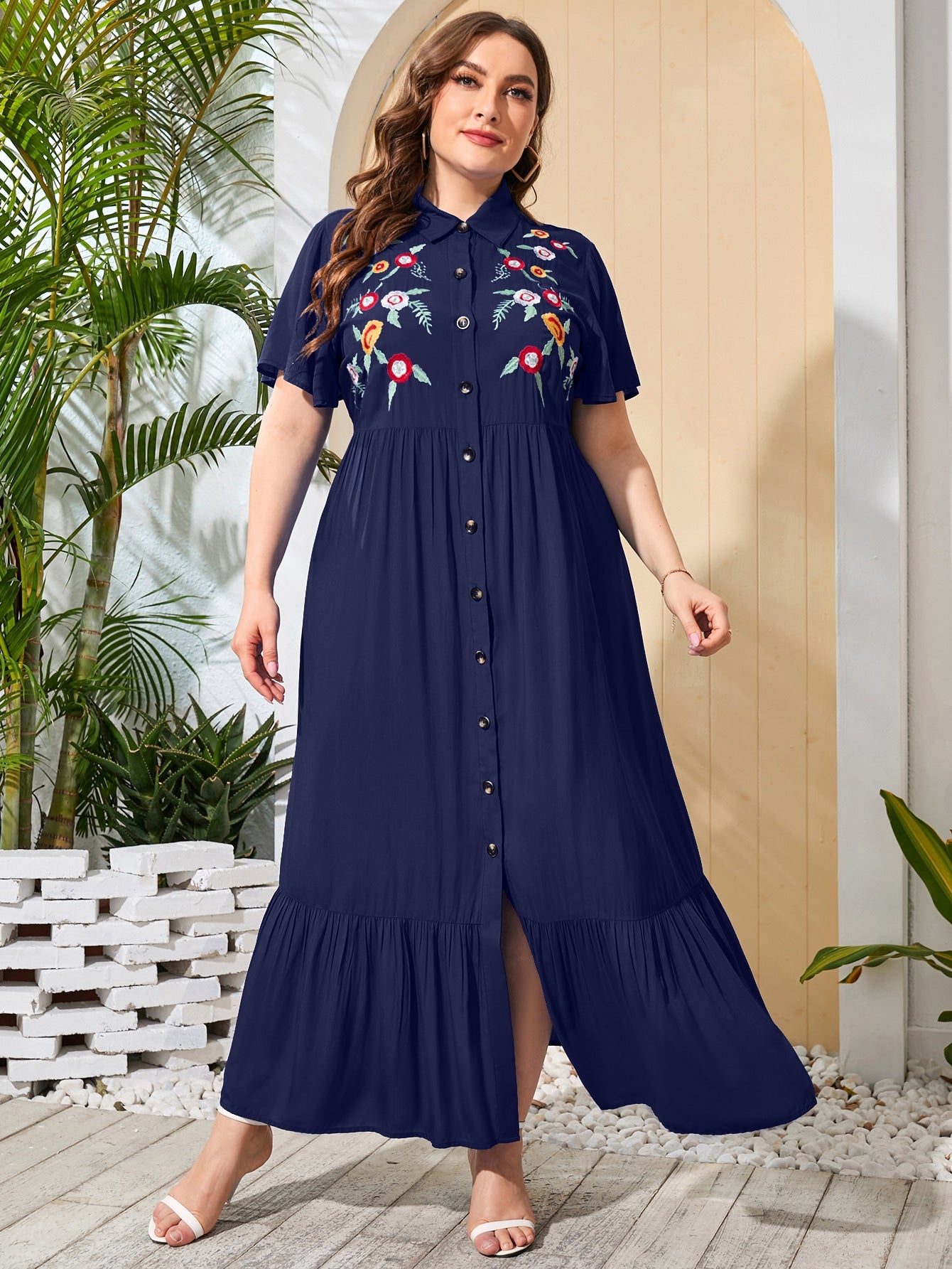 Vestido Plus Size Elegante com Bordado, Bainha de Ruffle, Botões Frontais e Estampa Floral