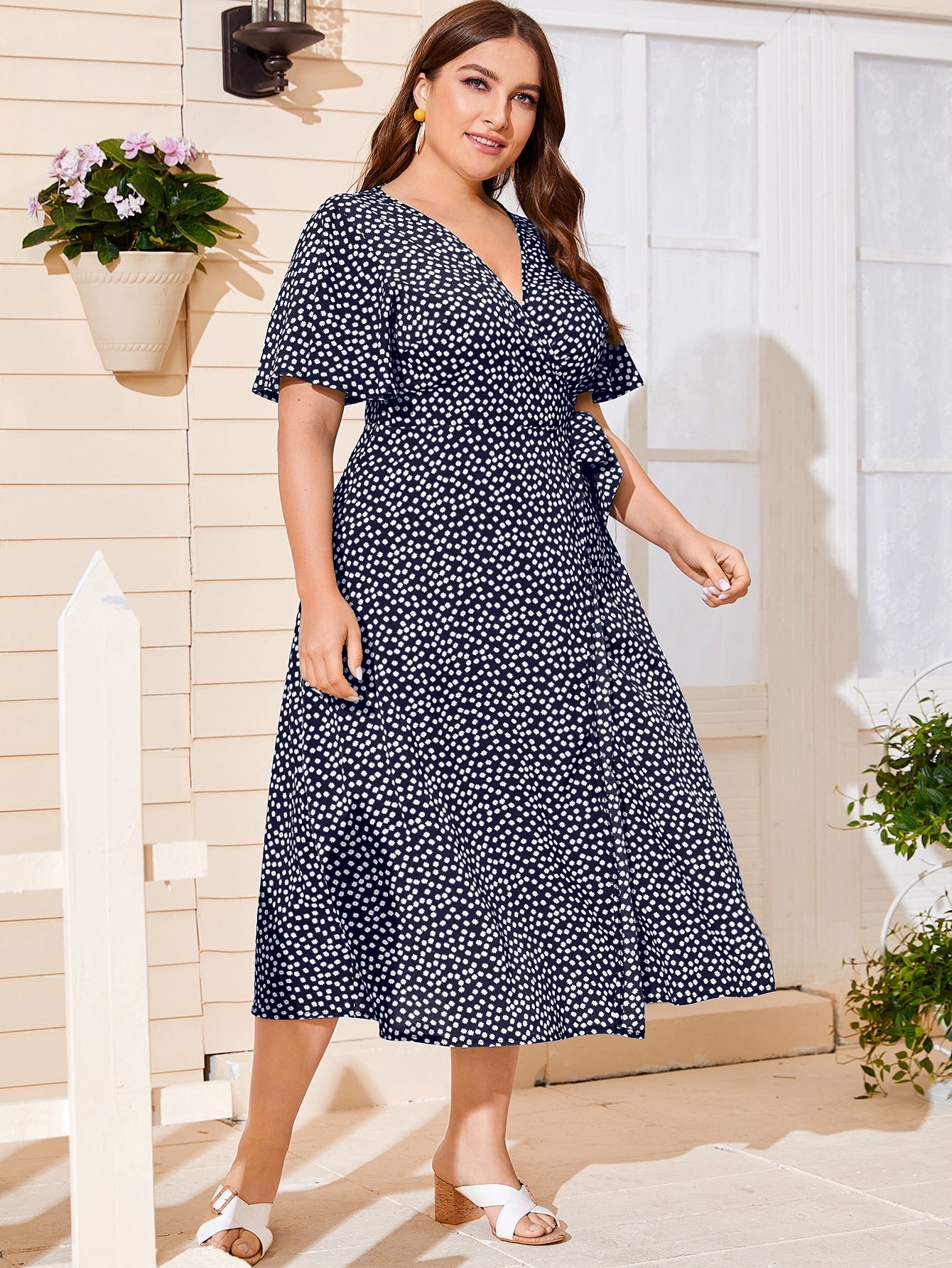 Vestido Plus Size Decote em V Cruzado e Estampa de Florzinhas