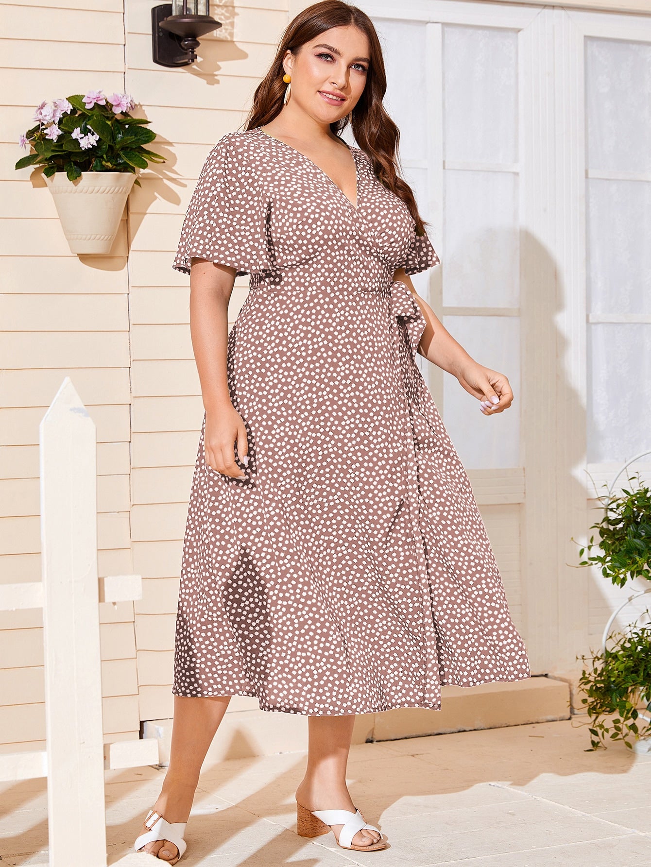 Vestido Plus Size Decote em V Cruzado e Estampa de Florzinhas