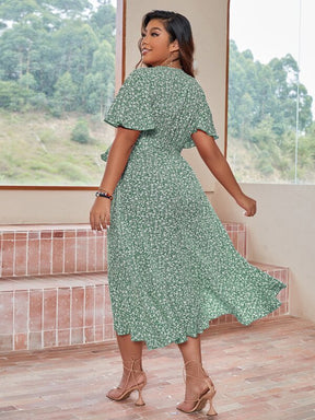 Vestido Plus Size com Cinto, Estampa Floral, Manga Flutuante e Bainha com Babado