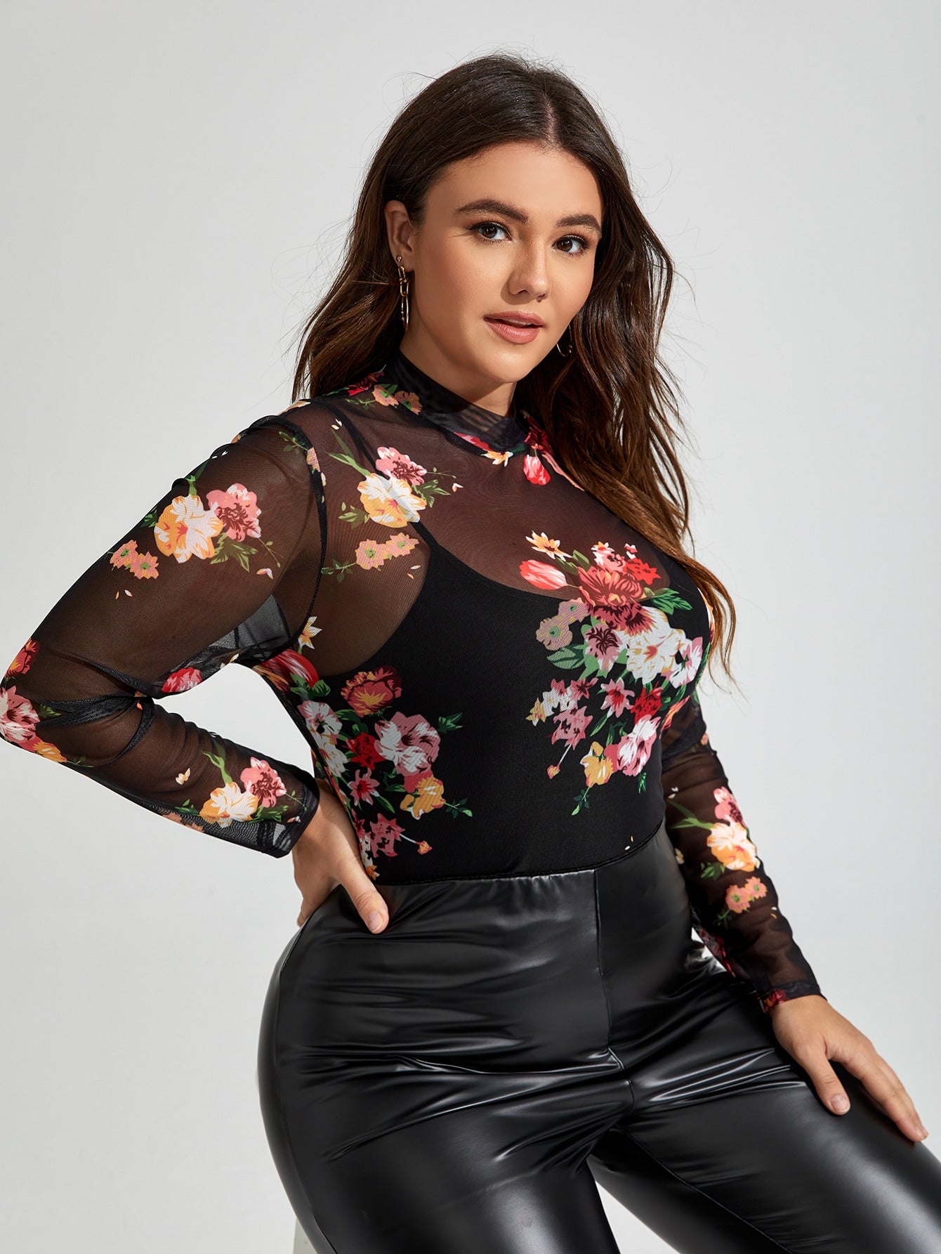 Top Plus Size com Estampa Floral, Decote em Malha e Sem Aro