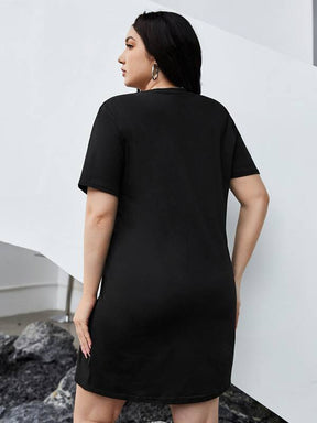 Vestido Plus Size Estilo Camiseta com Estampa Gráfica