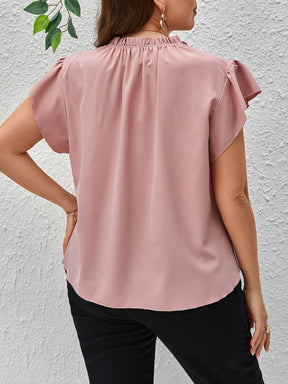 Blusa Plus Size com Acabamento de Folho e Manga de Borboleta