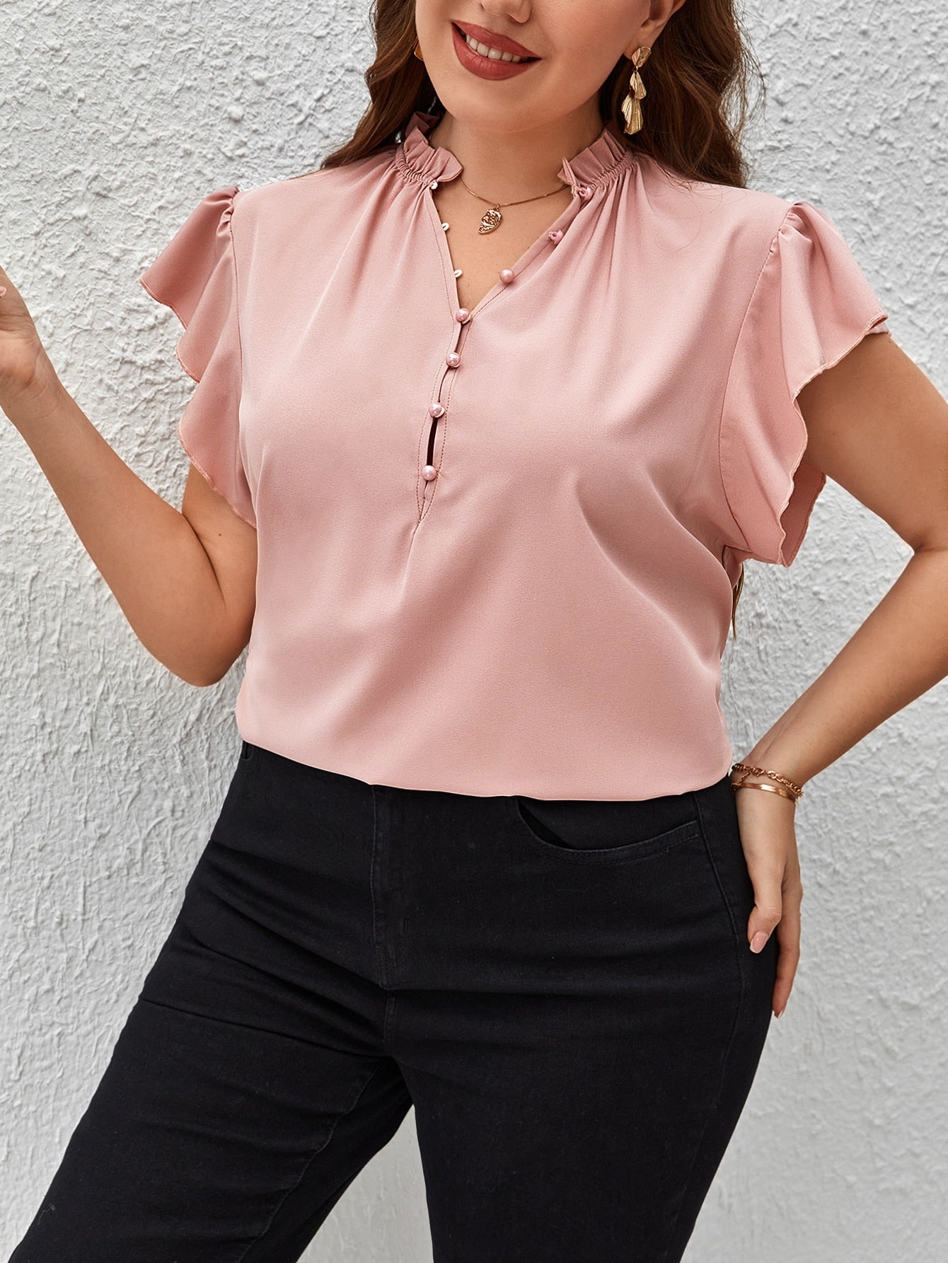 Blusa Plus Size com Acabamento de Folho e Manga de Borboleta