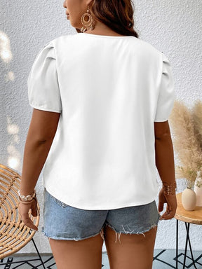 Blusa Plus Size com Renda de Contraste, Decote Entalhado e Manga Bufante