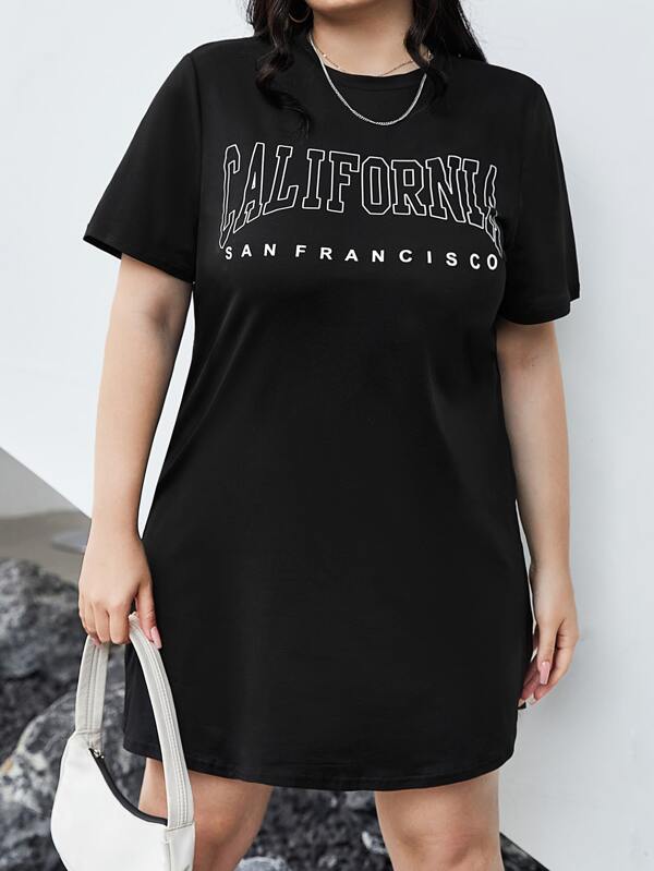 Vestido Plus Size Estilo Camiseta com Estampa Gráfica