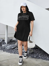 Vestido Plus Size Estilo Camiseta com Estampa Gráfica