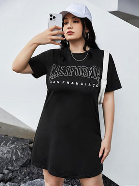 Vestido Plus Size Estilo Camiseta com Estampa Gráfica