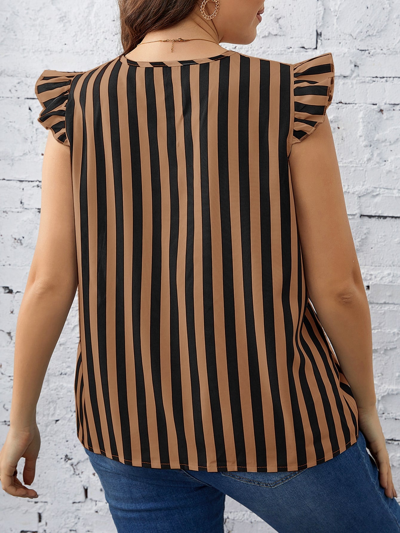 Blusa Plus Size com Estampa Listrada, sem Mangas e Detalhe Plissado