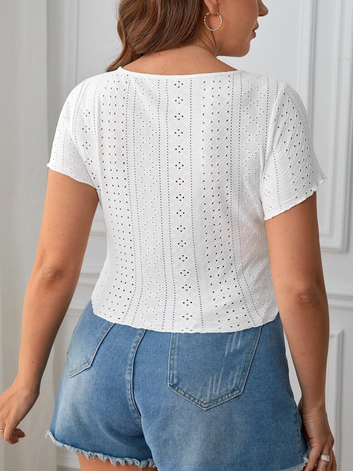 Camiseta Plus Size com Bordado de Ilhós e Detalhe Franzido