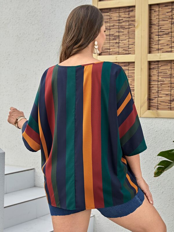 Blusa Plus Size com Estampa Listrada e Manga de Asa de Morcego