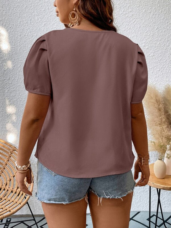 Blusa Plus Size com Renda de Contraste, Decote Entalhado e Manga Bufante