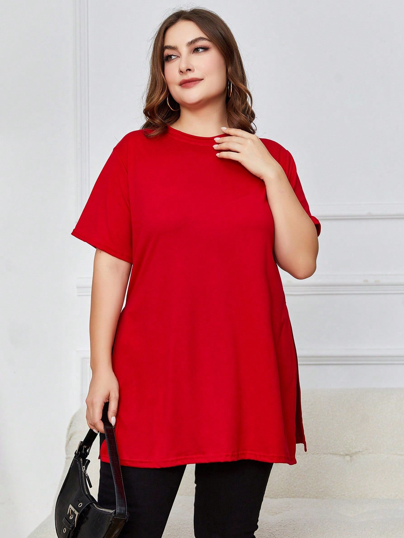 Camiseta Plus Size Simples com Bainha Dividida e Manga Curta