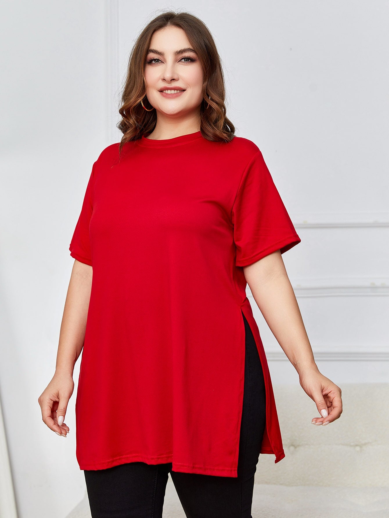 Camiseta Plus Size Simples com Bainha Dividida e Manga Curta