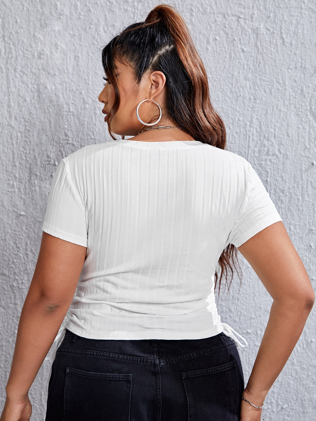 Camiseta Plus Size com Cordão Lateral e Corte em Tubo