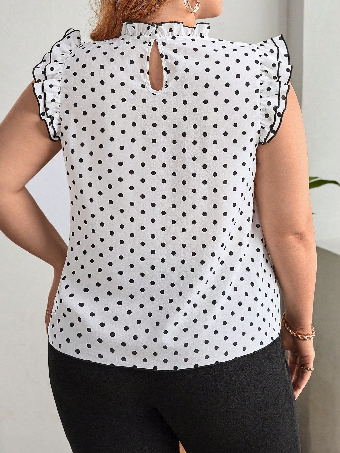 Blusa Plus Size com Estampa de Bolinhas e Acabamento de Babados