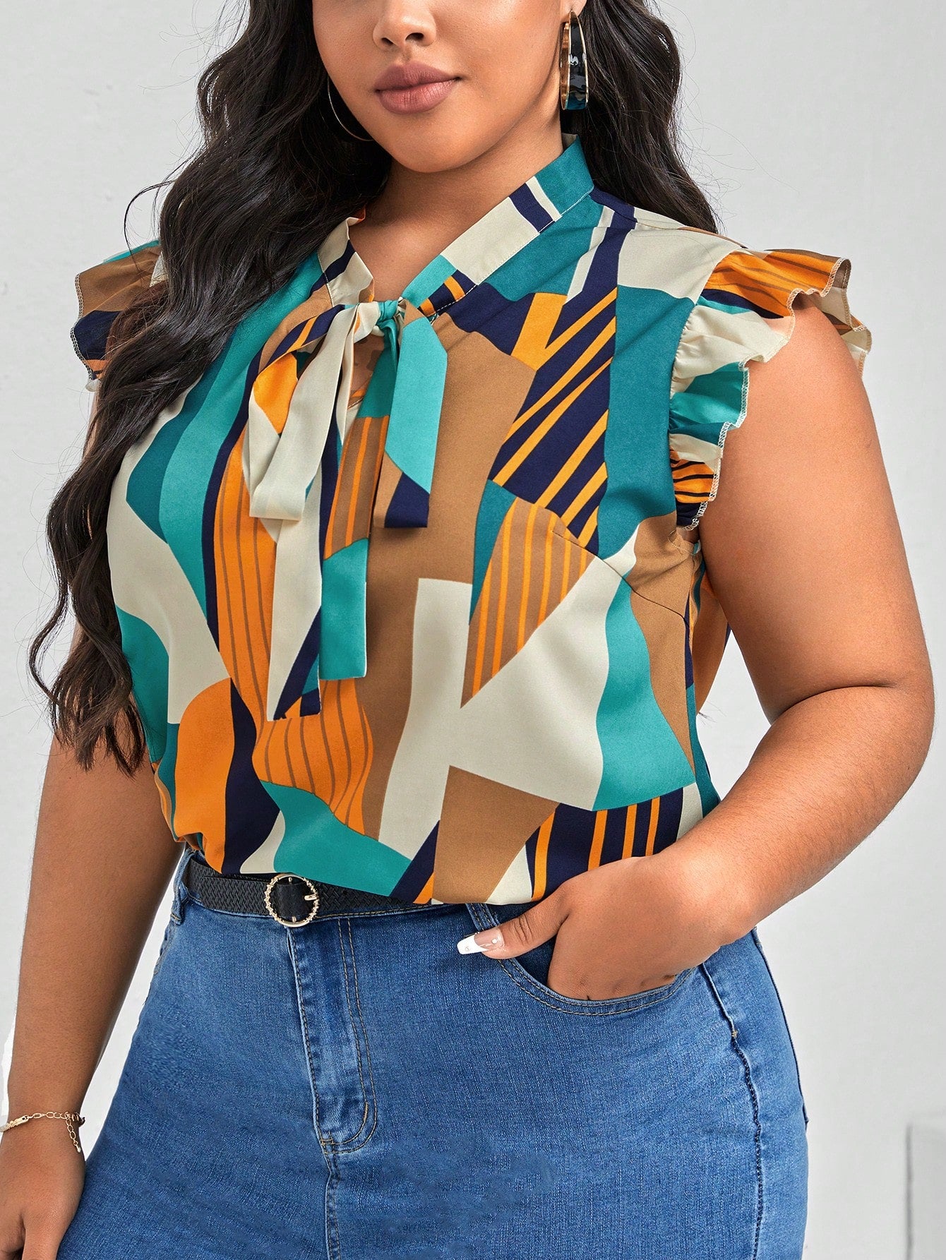 Blusa Plus Size com Estampa Geométrica, Gola de Gravata e Acabamento de Babados