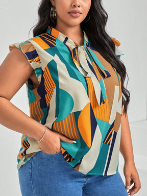 Blusa Plus Size com Estampa Geométrica, Gola de Gravata e Acabamento de Babados