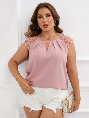 Blusa Plus Size com Renda Guipura em Contraste e Gola com Abertura