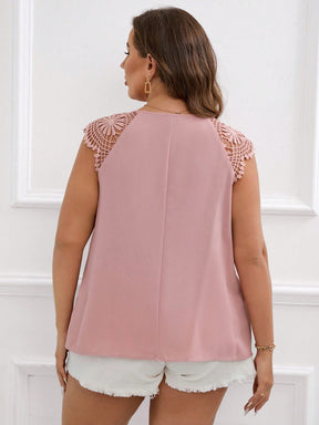 Blusa Plus Size com Renda Guipura em Contraste e Gola com Abertura