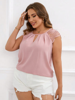 Blusa Plus Size com Renda Guipura em Contraste e Gola com Abertura