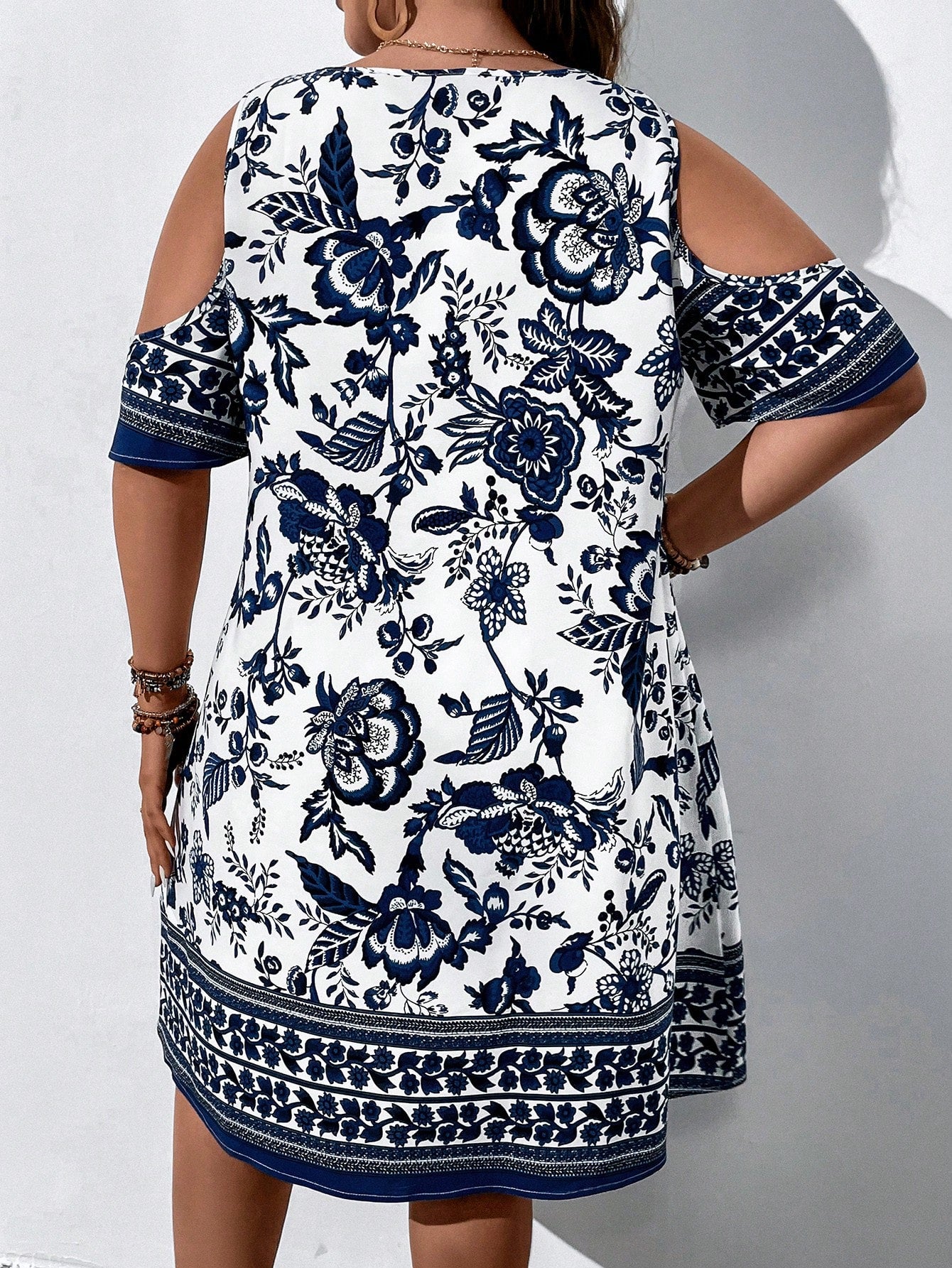 Vestido Plus Size com Estampa Floral e Ombro à Mostra