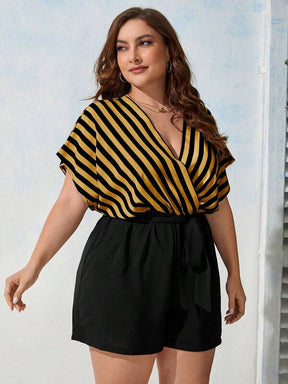 Macacão Plus Size com Estampa Listrada, Pescoço de Sobrepeliz, Manga Asa de Morcego e Cinto