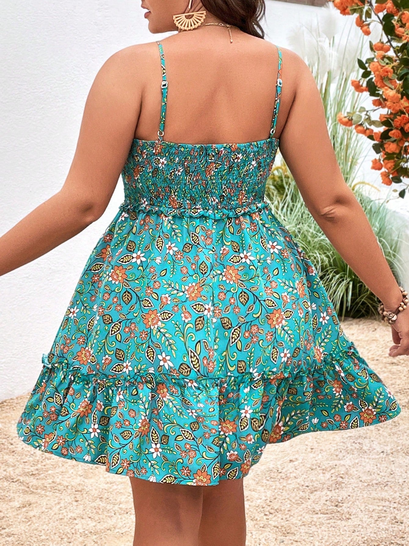 Vestido Plus Size com Frente Amarrada, Estampa Floral e Borda com Babado