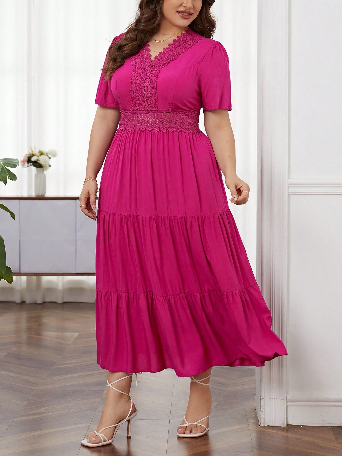 Vestido Plus Size de Verão com Cintura Alta e Detalhes em Renda