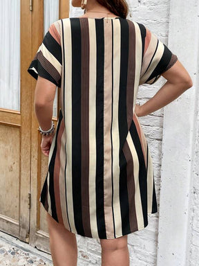 Vestido Plus Size Listrado com Decote Entalhado e Manga de Asa de Morcego