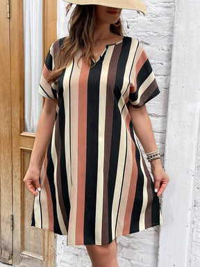 Vestido Plus Size Listrado com Decote Entalhado e Manga de Asa de Morcego