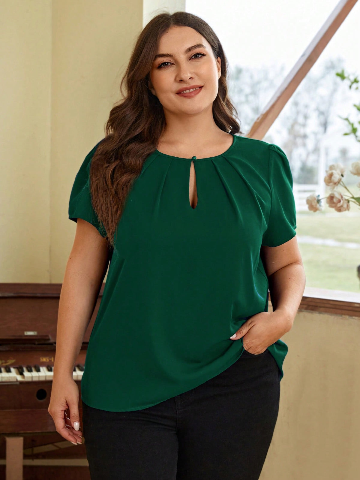 Blusa Plus Size com Decote em Buraco de Fechadura, Manga Bufante e Detalhes Plissados