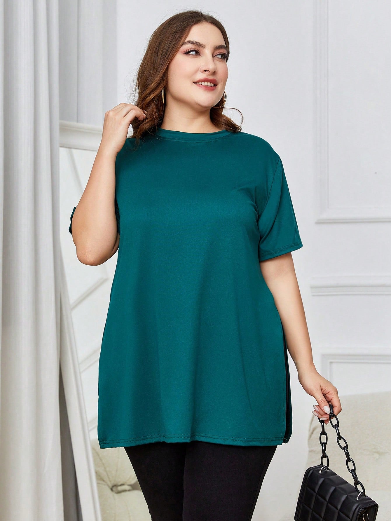 Camiseta Plus Size Simples com Bainha Dividida e Manga Curta